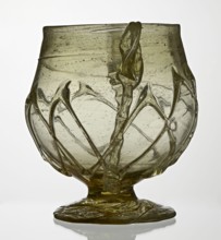 Skyphos, deep bowl with wide foot and two small vertical handles. Surface decorated with a zigzag