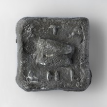 Square weight with diagonally cut side edges. The upper surface is decorated with a plastic