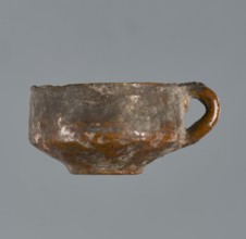 Miniature scoop with a flat bottom; walls widening diagonally to 1/3 then running vertically