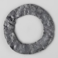 Miniature brooch, votive offering/wreath; object in the shape of a flat hoop with a surface