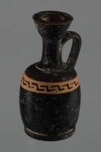 Black-finned aryballois lekythos, /workshop. Lekythos in black-finned pottery. Large ring-shaped