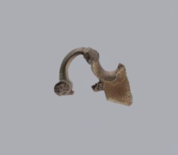 Brooch with a bow made of a wide, slightly curved band decorated with engraved lines, with a smooth