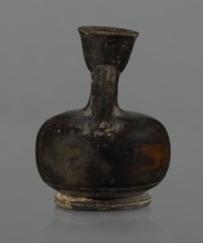 Red-figure aryballos lekythos, unknown Campanian workshop. A squat lekythos with a ring-shaped foot