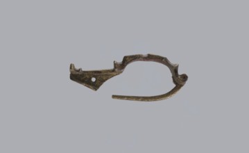 Arched fibula, unknown Roman workshop. Fibula with an arched hoop decorated with two crossbars and