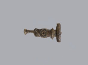 Arched fibula, unknown Roman workshop. Fibula with an arched hoop decorated with two crossbars and