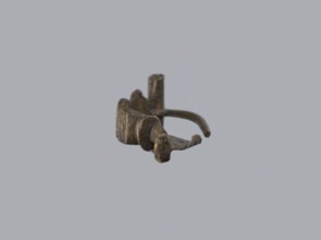 Arched fibula, unknown Roman workshop. Fibula with an arched hoop decorated with two crossbars and