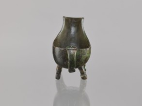 Yi-type vessel, Chinese, ceremonial ritual vessel, Qing dynasty 1644–1911, vessel on four legs one
