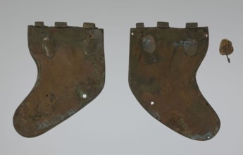 Bronze helmet, 4th–3rd century BC, Italy, armament; height 27 cm without cheek guards, width 19.8
