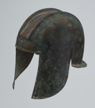 Bronze helmet, 550–500 BC, Italy, armament; height 24 cm, width 18.5 cm, depth 23.2 cm, weight 1