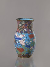 Vase, Revindication Kraków. Doves, flowers; Japanese art; Japanese culture; Choynowski, Józef