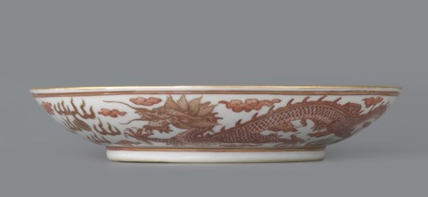 Plate. Decorated in the mirror and on the outer wall with a pair of dragons with a pearl among