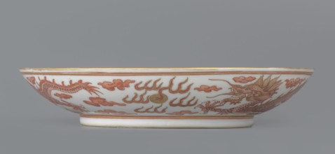 Plate. Decorated in the mirror and on the outer wall with a pair of dragons with a pearl among