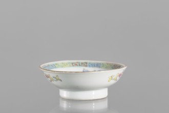 Bowl;, Colored porcelain saucer with floral decorations and meander ornament; vessel from China,
