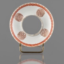 Bowl stand. Porcelain shard in the form of a ring with white glaze; decoration painted with