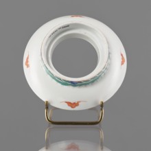 Bowl stand. Porcelain shard in the form of a ring with white glaze; decoration painted with