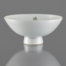 Bowl on a high foot, Porcelain bowl with white glaze and overglaze painted decoration of birds and