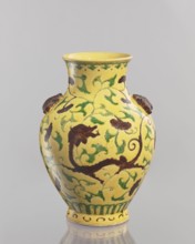 Vase. Chinese; Qing dynasty 1644–1911, 19th century. Porcelain vessel, height 24.5 cm, diameter 17