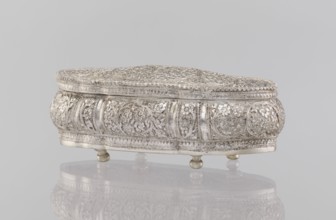 Box with lid, plant ornament, Indian, 19th/20th century, India, height 4.5 cm, width 12.5 cm, depth