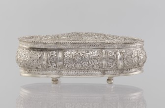 Box with lid, 19th/20th century, India; Indian art; plant ornament; height 4.5 cm, width 12.5 cm,