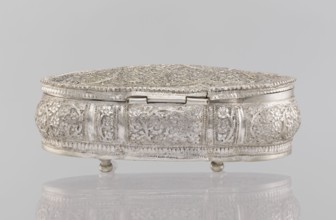 Box with lid; maker, Indian; plant ornament; 19th/20th century, India; height 4.5 cm, width 12.5