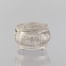 Box with lid, Indian, 19th/20th century, India; plant ornament; height 4.5 cm, width 12.5 cm, depth