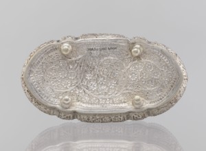 Box with lid, plant ornament, 19th/20th century, India, height 4.5 cm, width 12.5 cm, depth 6.5 cm,