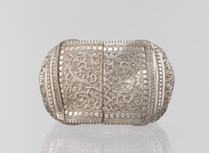 Bracelet, South Asian, Indian. Ring-shaped bracelet decorated with a stylized tendril and a