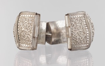 Bracelet, South Asian, Indian. Ring-shaped bracelet decorated with a stylized tendril; rectangular