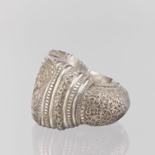 Bracelet, Ring-shaped bracelet decorated with a stylized tendril; rectangular field framed by