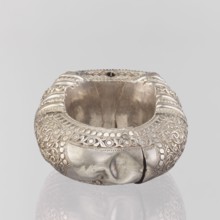 Bracelet, South Asian, Indian. Ring-shaped bracelet decorated with a stylized tendril; rectangular