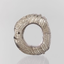 Bracelet, Ring-shaped bracelet decorated with a stylized tendril within a rectangular field framed