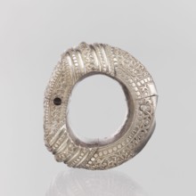 Bracelet, Ring-shaped bracelet decorated with a stylized tendril and a rectangular field framed by