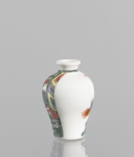 Flask - Snuffbox. Chinese; 18th century. A baluster-shaped colored porcelain flask/snuffbox,