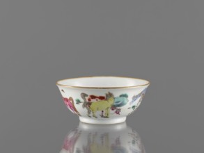 Bowl, colored porcelain, Qing 1644–1911, 19th century, China. Bowl on a ring-shaped foot, decorated
