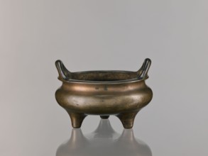 Li-type incense burner, Qing dynasty 1644–1911, 18th century, Chinese, round flattened form on