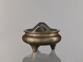 Li-type incense burner, Chinese, Qing dynasty 1644–1911, 18th century. Round, flattened Li-type