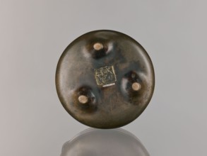 Li-type incense burner, Chinese; Qing dynasty 1644–1911, 18th century; round, flattened incense
