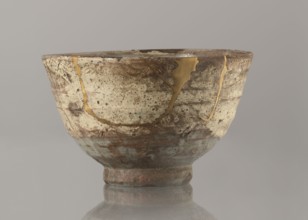 Wan-nari type tea bowl wan-nari chawan, bowl on a low, round foot; rough surface; stoneware partly