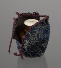 Tea canister chaire of the mimitsuki type. Brown container with two handles and a lid in a navy