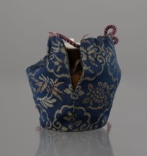 Tea canister chaire of the mimitsuki type. Brown container with two handles and a lid in a navy