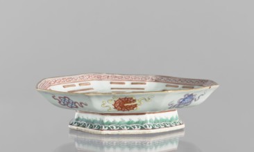 Platter, ceramics, colored porcelain, Qing dynasty Tongzhi period, 1862–1874, Chinese, diameter 24