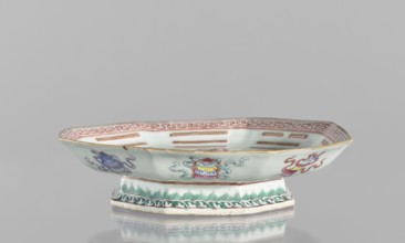 Platter, ceramics, colored porcelain, Qing dynasty Tongzhi period, 1862–1874, Chinese, diameter 24