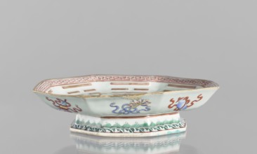 Platter, ceramics, colored porcelain, Chinese, Qing dynasty Tongzhi, 1862–1874. In the mirror, the