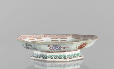Platter, ceramics, colored porcelain, painted with the Taoist Taiji symbol as two stylized