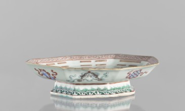 Platter, colored porcelain; Qing dynasty, Tongzhi period 1862–1874; China. Circular vessel, height