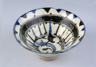 Bowl, Islamic art, Arabic, Ayyubid dynasty 1171–1341, ceramics, Arabic ceramics, Middle Eastern