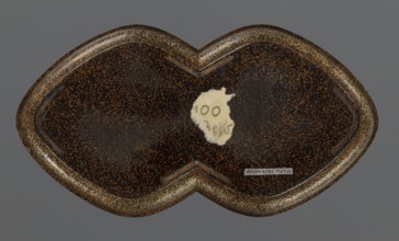 Tray, lacquerware, Japanese art; tray with asymmetrical decoration of an old plum tree trunk with