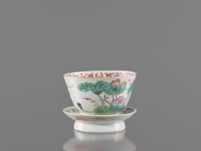Bowl with stand, ceramics;, Colored porcelain, decorated inside with an ornamental band. On the