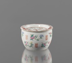 Hand warmer, colored porcelain, Qing dynasty Tongzhi period, 1862–1874, China. Ceramic vessel with
