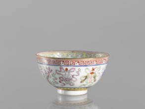 Bowl, gift, Qing dynasty 1644–1911, 19th century, China. Colored porcelain bowl on a foot, height 3